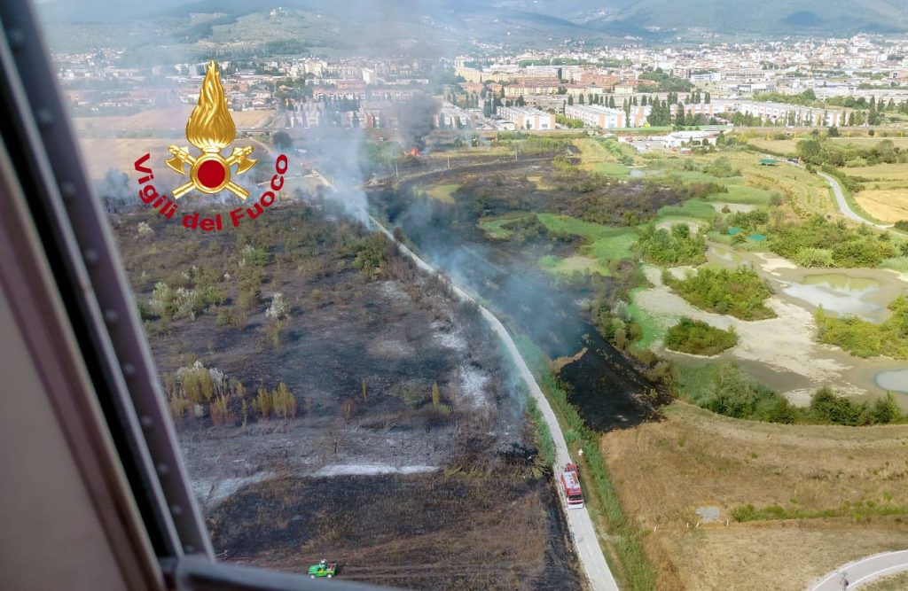 Rotoballe in fiamme a Sesto Fiorentino: intervento dell'elicottero