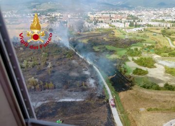 Rotoballe in fiamme a Sesto Fiorentino: intervento dell'elicottero