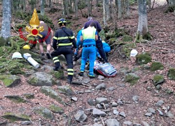 Si sente male durante un'escursione: soccorso e trasporto in ospedale.