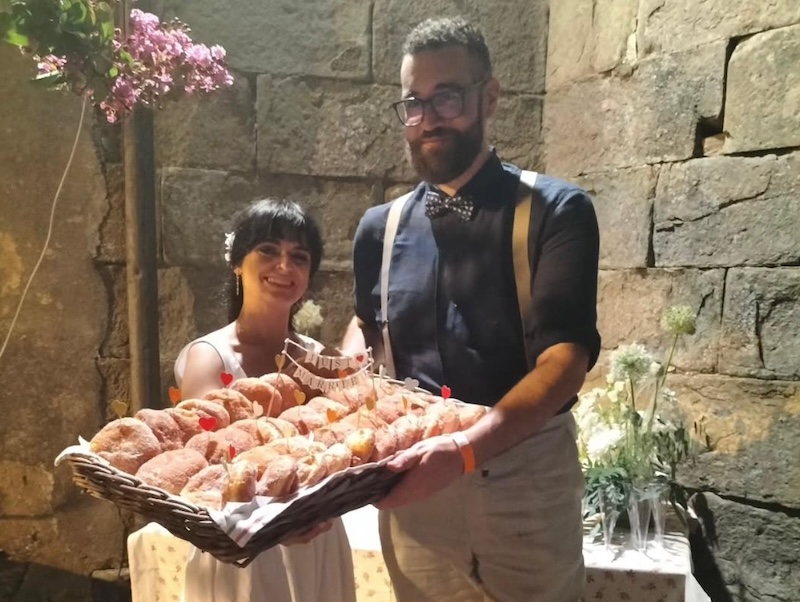 Ecco come Silvia e Leone hanno festeggiato il loro matrimonio alla sagra: 'Volevamo sentirci a casa'