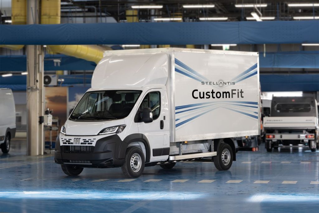 Stellantis Pro One Lancia la Produzione delle Nuove Versioni dei Van Cargo Box di Grandi Dimensioni