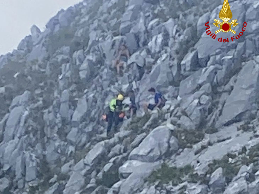 Tre escursionisti in difficoltà sulla Pania della Croce: soccorsi dall'elisoccorso Drago.