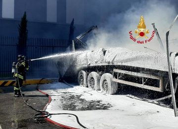 Tre semirimorchi in fiamme in un parcheggio a Firenze.