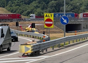 Tre vittime, grave una donna e una bambina.