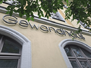 Turismo al Gewandhaus Hotel di Dresda: carne stagionata al ristorante e dolci al cake-shop.