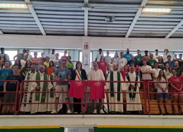 150 giovani pellegrini in pausa a Fucecchio nel loro cammino verso Roma