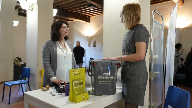 Alia modifica i colori per la raccolta differenziata: blu per la carta, giallo per gli imballaggi.