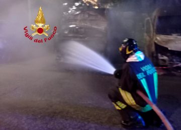 Auto e furgone in fiamme in strada a Sesto Fiorentino