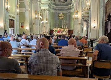 Collegiata affollata per i funerali di Franco Polidori: "Un grande ci lascia"