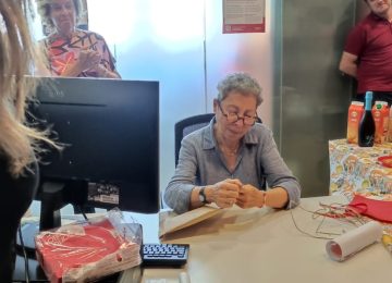 Il Comune di Santa Croce celebra Gabriella Ricci, che va in pensione dopo 40 anni ai servizi demografici.