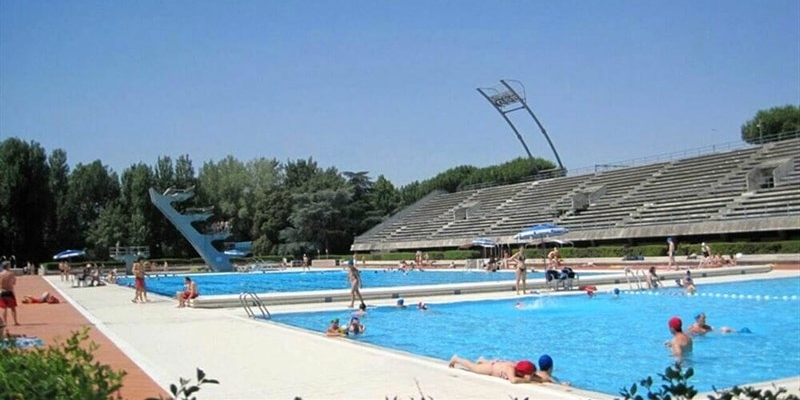 «Inaccettabile la discriminazione alla piscina Costoli» can be rewritten as:

«Indifferente la discriminazione alla piscina Costoli»