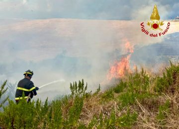Incendio a Santa Luce: in fiamme 7 ettari di vegetazione e coltivazioni