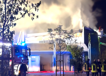Incendio al Viper Theatre di Firenze: crolla parte del tetto, stagione compromessa.