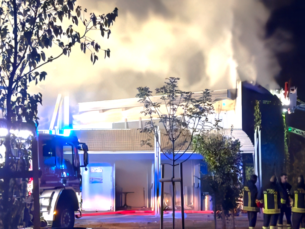 Incendio al Viper Theatre di Firenze: crolla parte del tetto, stagione compromessa.