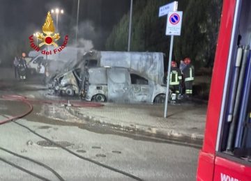 Incendio stradale a Sesto Fiorentino: coinvolti 5 veicoli e 2 alberi, indagini in corso