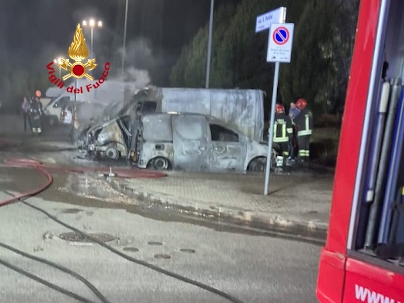 Incendio stradale a Sesto Fiorentino: coinvolti 5 veicoli e 2 alberi, indagini in corso