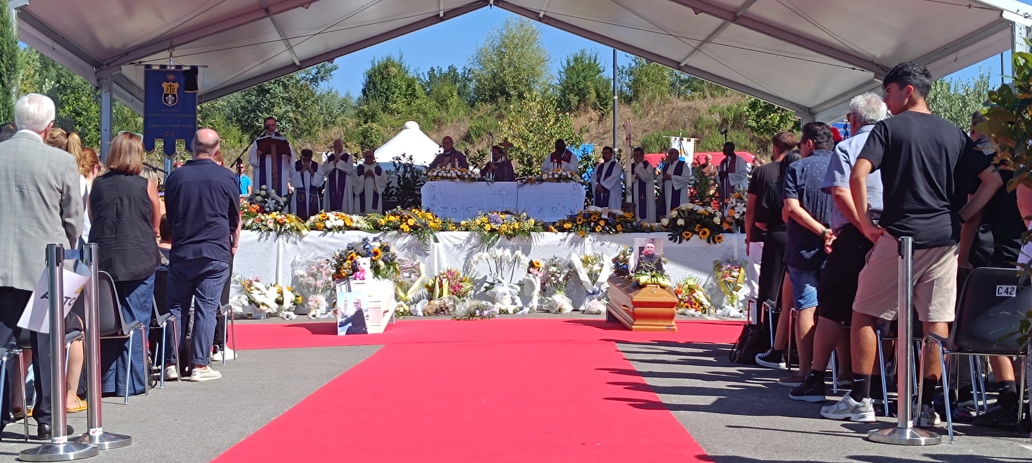 Incidente A1 ad Arezzo: Migliaia ai funerali dei volontari di Terranuova Bracciolini