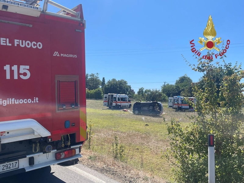 Incidente a Civitella in Val di Chiana, auto fuori strada: interviene l'elisoccorso