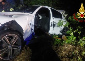 Incidente tra un'auto e un autobus a Camaiore, due giovani in gravi condizioni