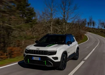 Jeep Avenger continua a dominare il mercato degli SUV in Italia