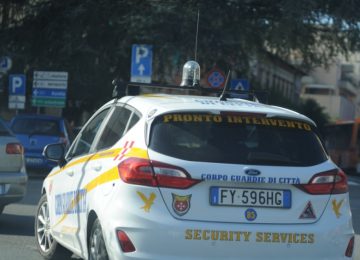 L'avvocato delle celebrità smarrisce lo zaino con i passaporti sul treno a Firenze: ritrovato a Pisa