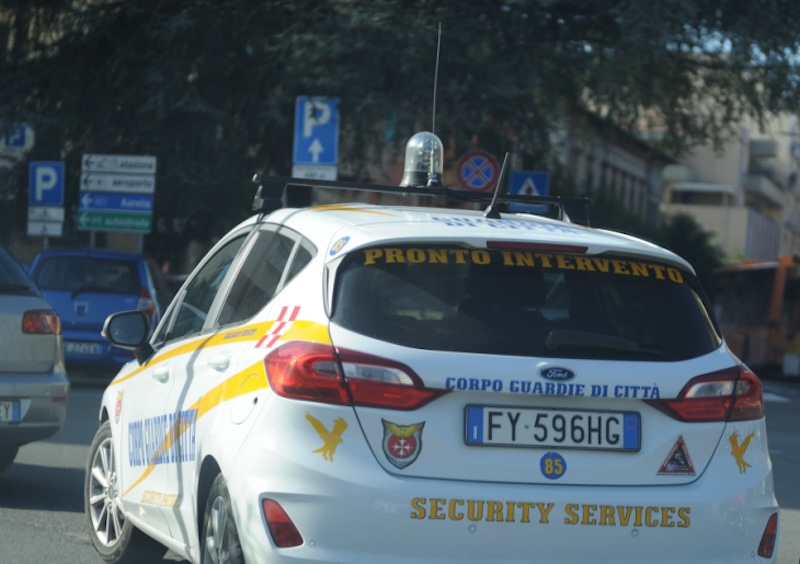L'avvocato delle celebrità smarrisce lo zaino con i passaporti sul treno a Firenze: ritrovato a Pisa