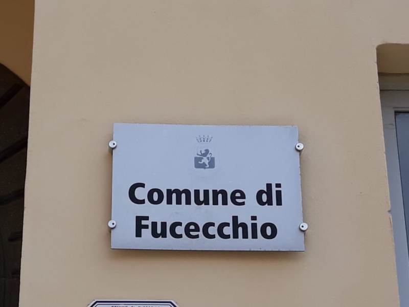 Lo stemma di Fucecchio sulla statua di San Teofilo da Corte, nella sua città natale in Corsica
