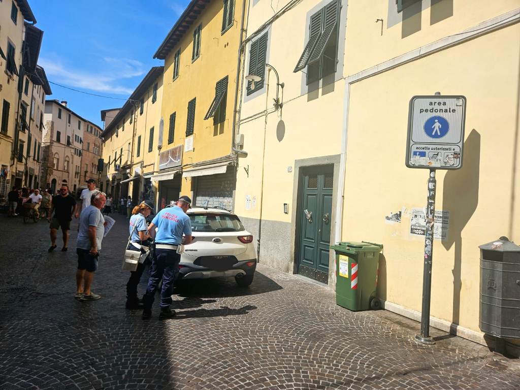 Lucca: Inizia la campagna di controlli a campione sul carico e scarico merci nel centro storico.