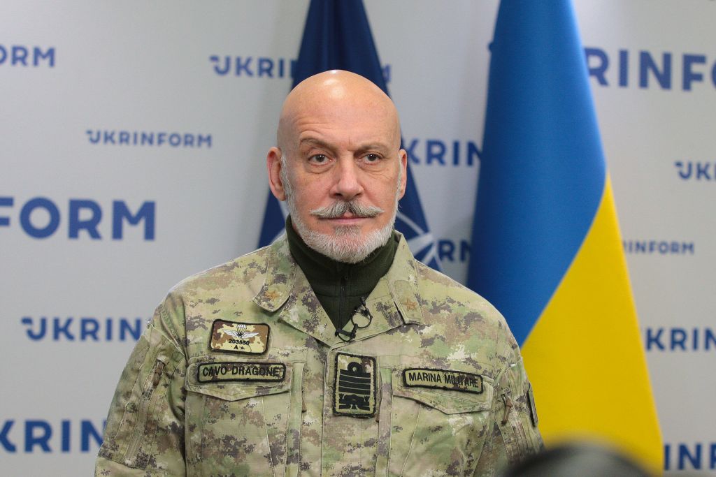 NATO, Cavo Dragone: "Maggiore supporto militare per Kiev e nuove sanzioni contro la Russia"
