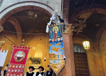 Palio di Siena: svelato il Drappellone dipinto da Francesco De Grandis