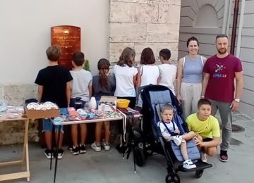 Per sostenere un bambino, i ragazzi organizzano un mercatino solidale e raccolgono 800 euro.
