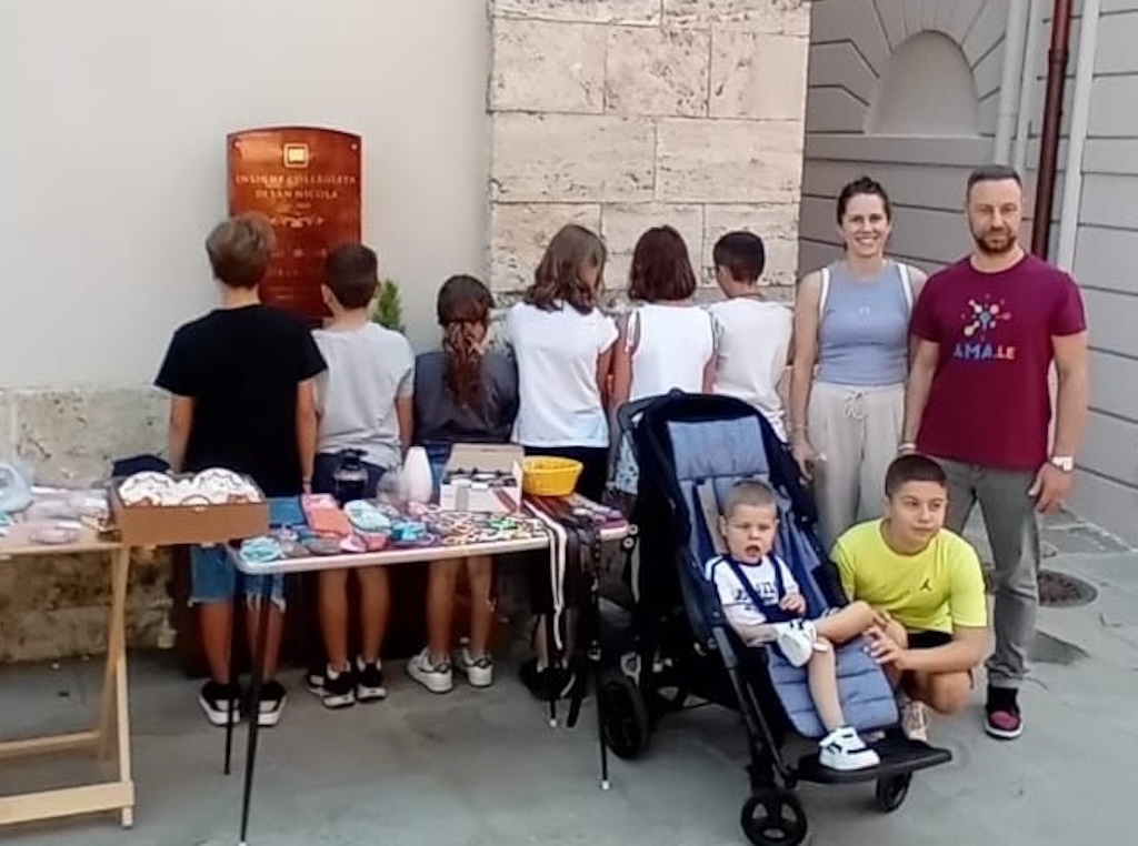 Per sostenere un bambino, i ragazzi organizzano un mercatino solidale e raccolgono 800 euro.