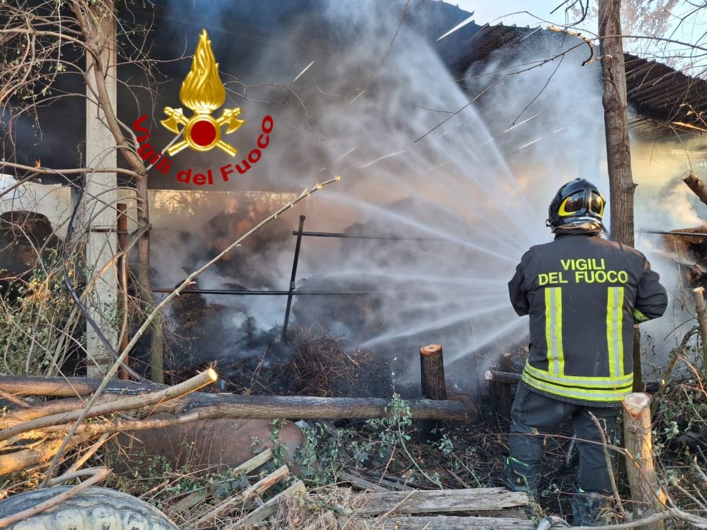 Rimorchio e mezzo agricolo in fiamme a Castelfiorentino