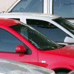 Ruba un'auto in officina e scappa, ma si schianta contro un muro