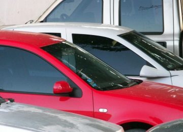 Ruba un'auto in officina e scappa, ma si schianta contro un muro