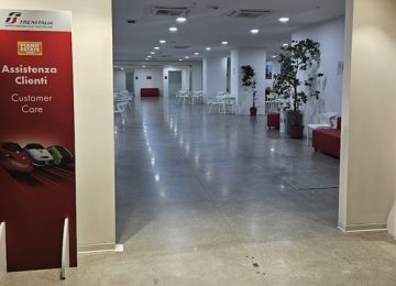 Sala d'attesa Trenitalia deserta e di fatto occultata nella galleria commerciale
