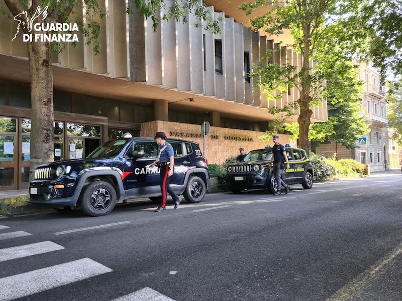 Sfruttamento dei lavoratori in un autolavaggio nel Senese: sequestrati 40mila euro