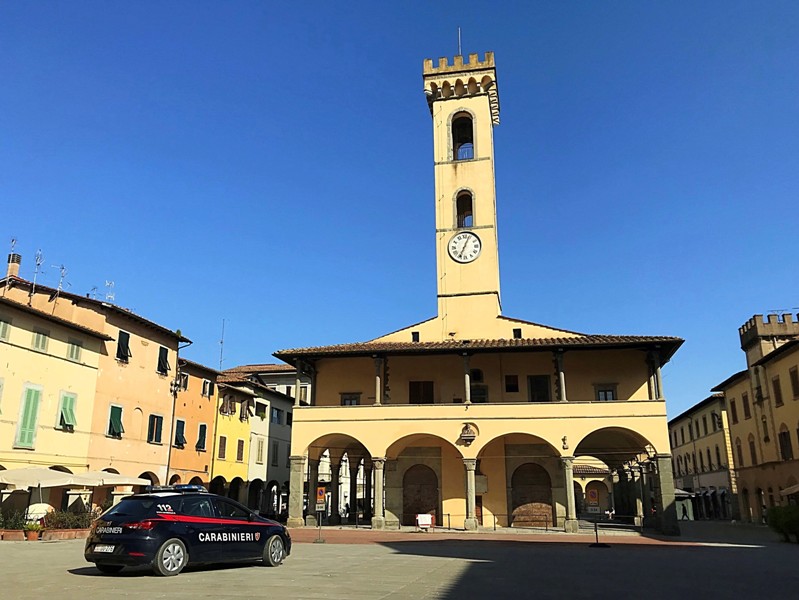 Sparatoria Notturna a Montevarchi: Un Uomo Ferito