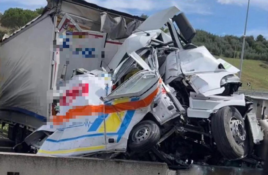 Tragico incidente in A1: tre morti su un'ambulanza e 15 feriti, di cui uno grave.