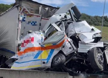 Tragico incidente in A1: tre morti su un'ambulanza e 15 feriti, di cui uno grave.