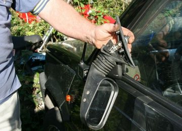 Truffa dello specchietto a un turista: denunciato un 40enne di Pisa