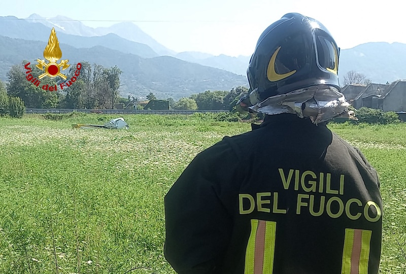 Ultraleggero si schianta in un campo vicino all'autostrada a Forte dei Marmi: pilota salvato