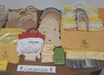 Vende borse e cappelli falsi, denunciato