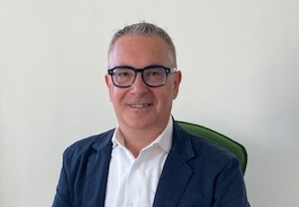 rewrite this title Farmaceutica ospedaliera di Massa e Versilia, Francesco Manteghetti nuovo direttorein Italian