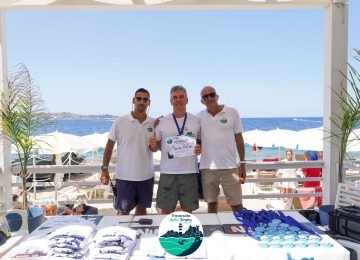 rewrite this title Percorre a nuoto lo Stretto di Messina: l'impresa di Maurizio Bottoni dall'Empolese Valdelsain Italian