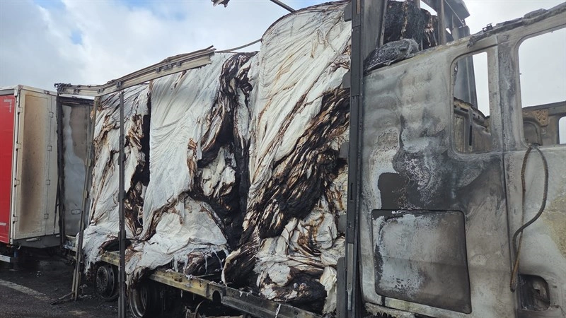 il camion distrutto