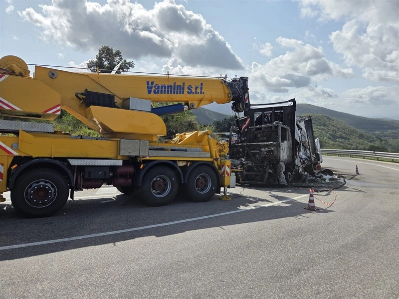 il camion distrutto