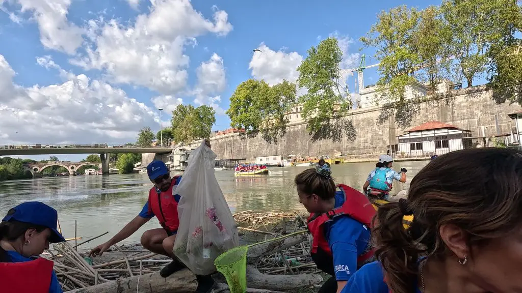 Arca Blue Leaders: Rimosso 100 kg di Rifiuti Galleggianti dal Tevere