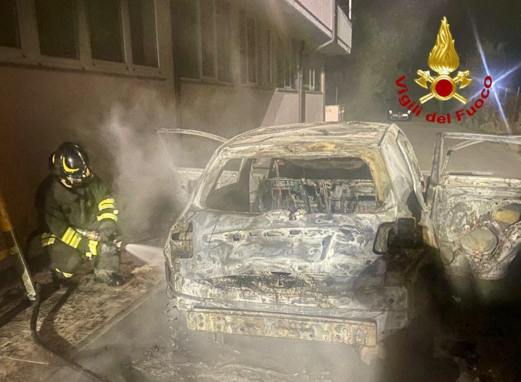 Auto in fiamme nella notte a Terricciola