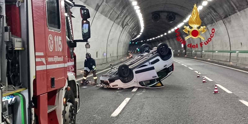 Auto si ribalta all'ingresso della galleria Pulliana.